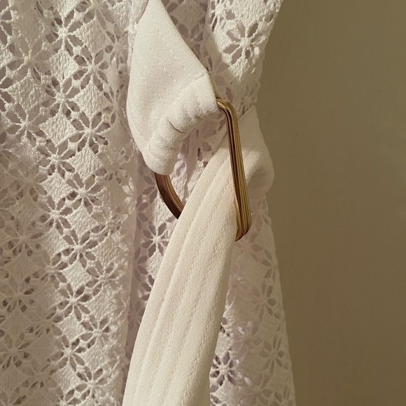 Very beautiful white wrap eyelet dress. Very good condition, only been worn once - Picture 5 of 8